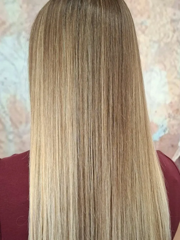Capelli lunghi lisci, sfumati dal castano al biondo, di spalle