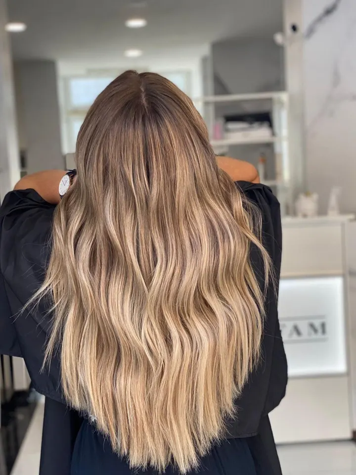 Capelli lunghissimi mossi, dal castano al biondo miele, di spalle