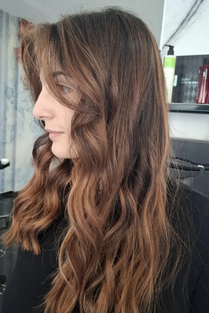 Capelli castano ramato mossi, di profilo