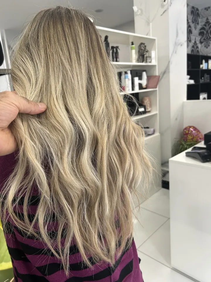 Capelli lunghi biondi a onde
