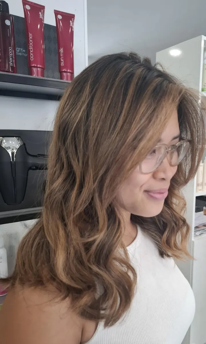 Ragazza con capelli castano miele, mossi