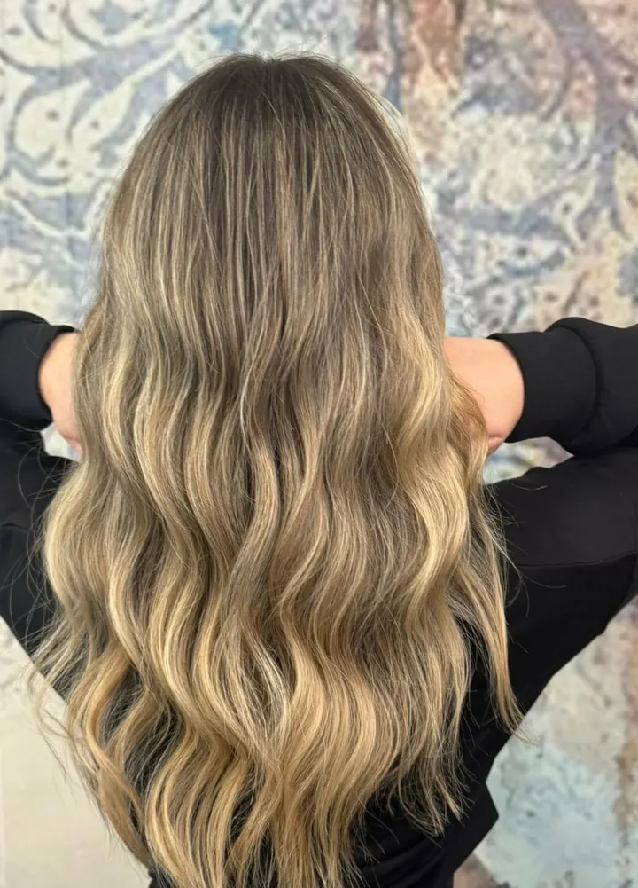Capelli lunghi biondi a onde, di spalle
