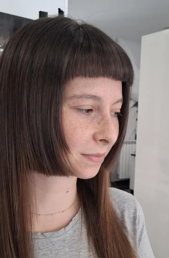 Capelli castani lisci con frangia piena