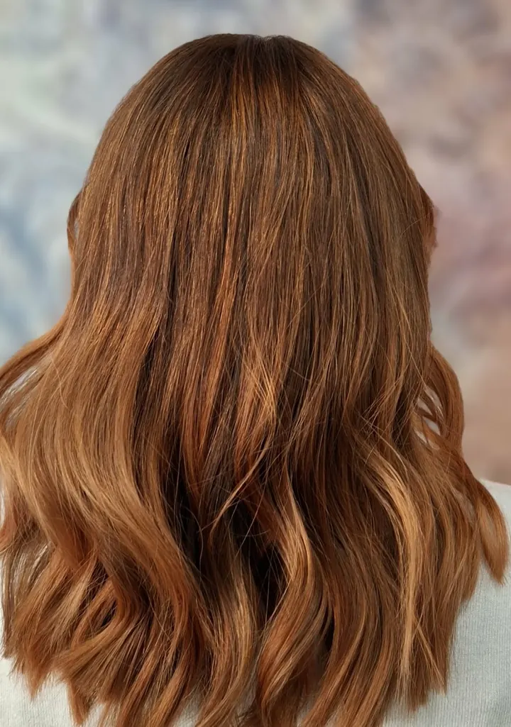 Capelli lunghi ramati a onde, di spalle