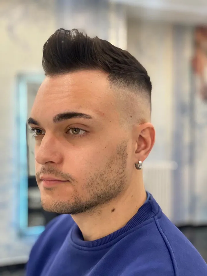 Ragazzo con il ciuffo alto e la sfumatura