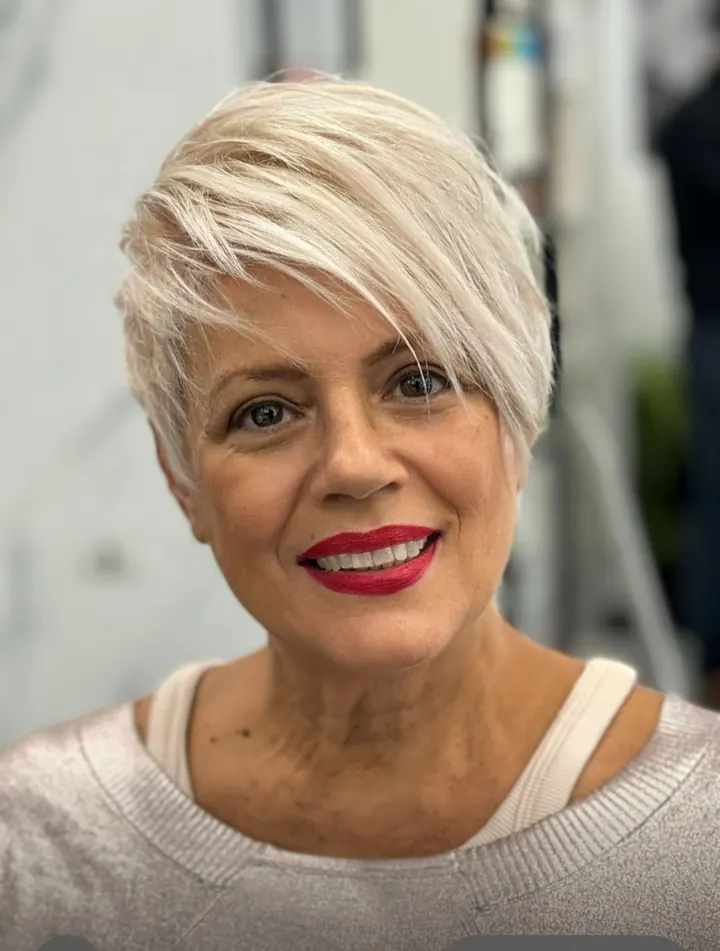 Signora sorridente con taglio corto platino