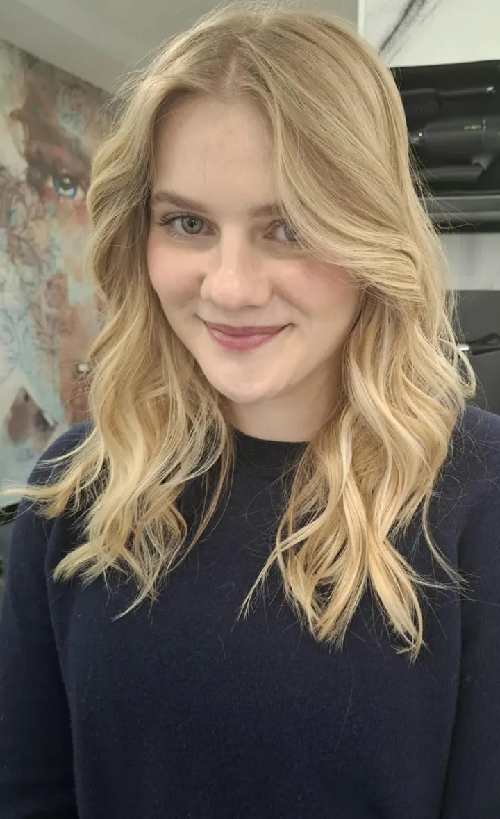 Ragazza con capelli biondi mossi