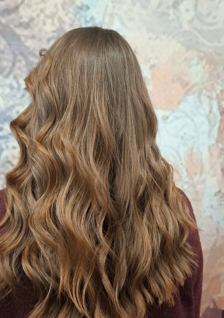 Capelli lunghi castano caramello a onde, di spalle