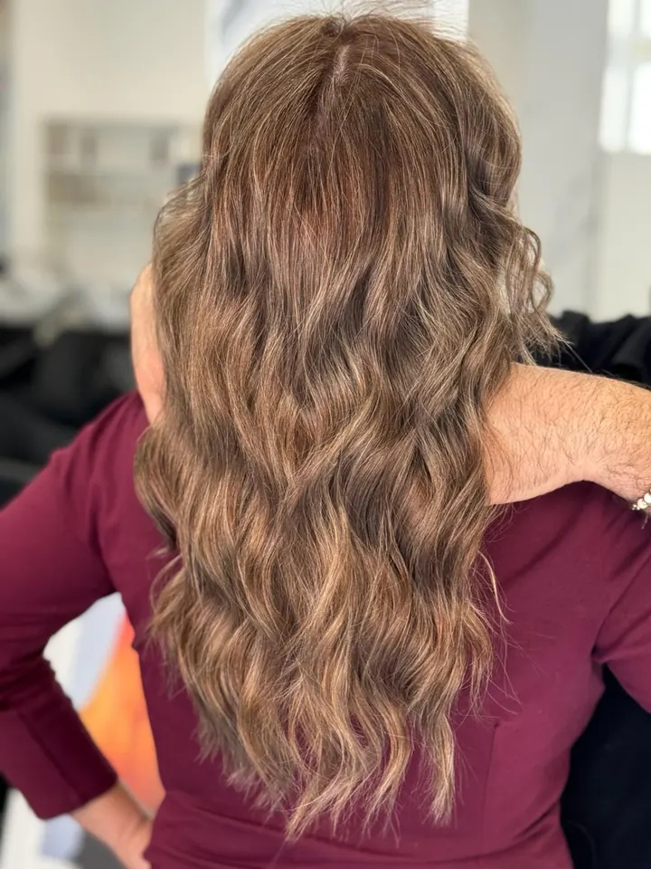 Capelli lunghi a onde, castano caramello, di spalle