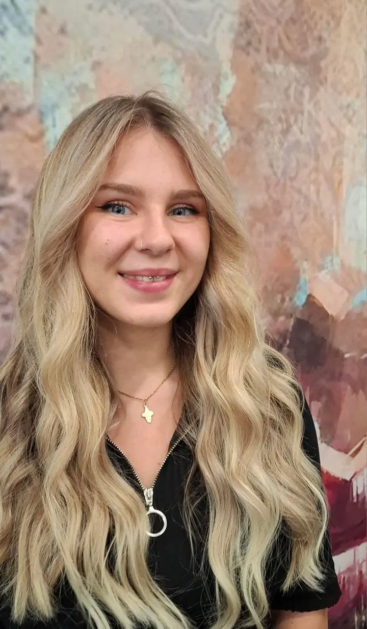 Ragazza con capelli lunghi biondi a onde