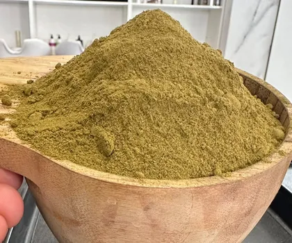 L'hennè vegetale in polvere, in una ciotola di legno
