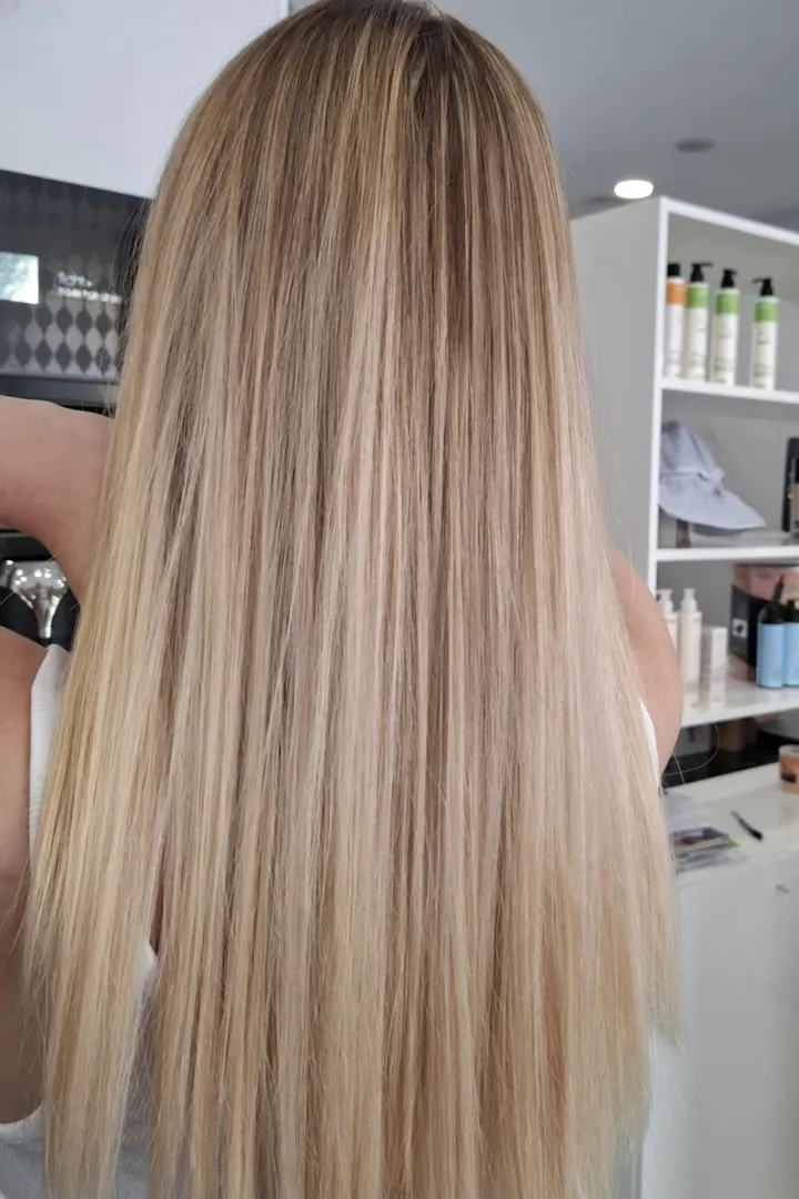 Capelli lunghi biondi lisci, di spalle